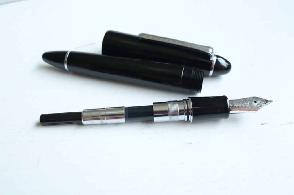 The Sailor 1911 Ringless fountain pen in Simply Black, deconstructed