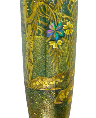Showing the detail and gradation achieved with different grades of gold and silver powder. It is also possible to see the 3D effect achieved by the building of urushi lacquer.